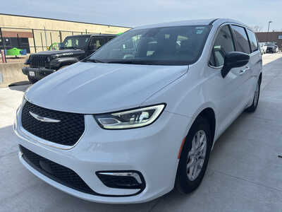 2025 Chrysler Pacifica, $29250. Photo 3