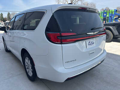2025 Chrysler Pacifica, $29250. Photo 4