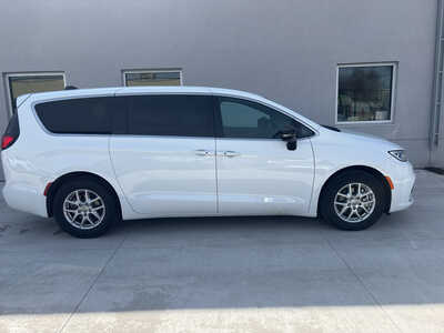 2025 Chrysler Pacifica, $29250. Photo 7