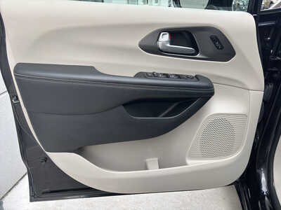 2024 Chrysler Pacifica, $26950. Photo 10