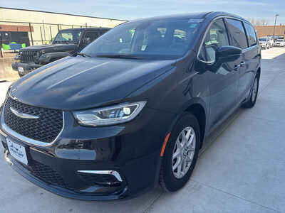 2024 Chrysler Pacifica, $26950. Photo 3
