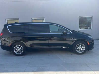 2024 Chrysler Pacifica, $26950. Photo 7