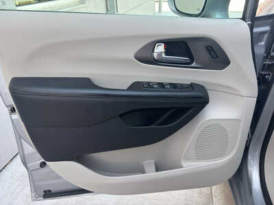 2019 Chrysler Pacifica, $17990. Photo 10