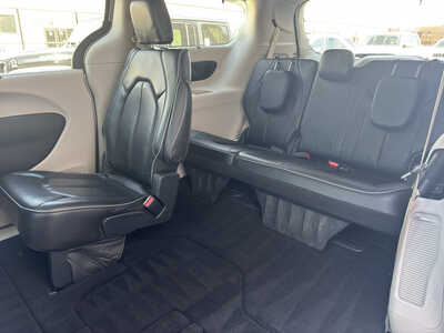 2019 Chrysler Pacifica, $17990. Photo 11