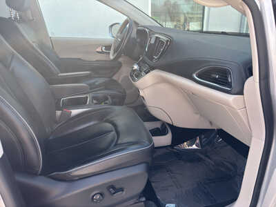 2019 Chrysler Pacifica, $17990. Photo 12