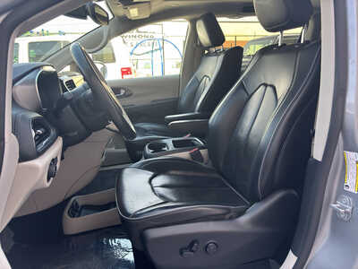 2019 Chrysler Pacifica, $17990. Photo 9