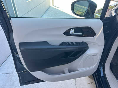 2024 Chrysler Pacifica, $39750. Photo 11