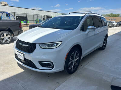 2024 Chrysler Pacifica, $42990. Photo 3