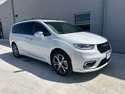 2024 Chrysler Pacifica, $42990. Photo 1