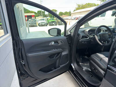 2027 Chrysler Pacifica, $42540. Photo 11