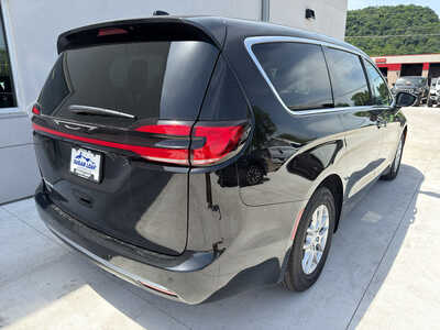 2027 Chrysler Pacifica, $43540. Photo 7
