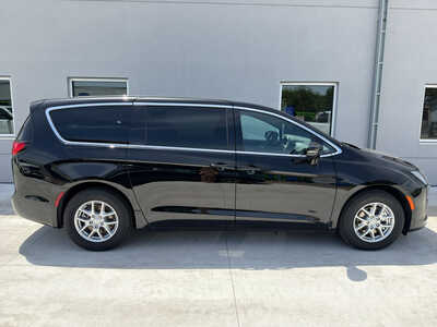 2027 Chrysler Pacifica, $43540. Photo 8