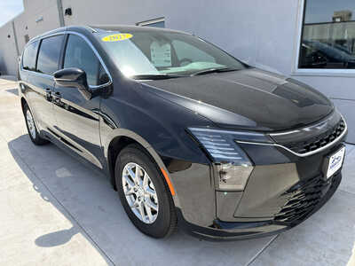 2027 Chrysler Pacifica, $43540. Photo 1