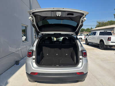 2025 Jeep Compass, $23950. Photo 9