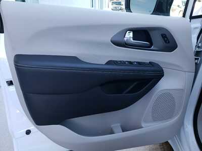 2024 Chrysler Pacifica, $25750. Photo 11