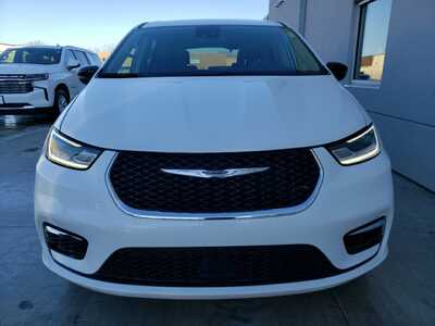 2024 Chrysler Pacifica, $25750. Photo 2