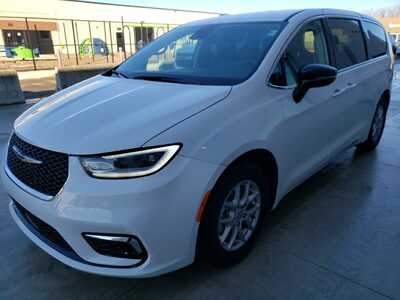 2024 Chrysler Pacifica, $25750. Photo 3
