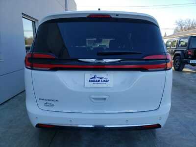2024 Chrysler Pacifica, $25750. Photo 5