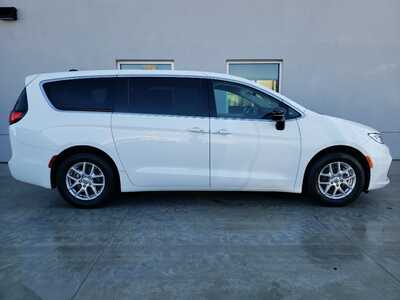 2024 Chrysler Pacifica, $25750. Photo 8