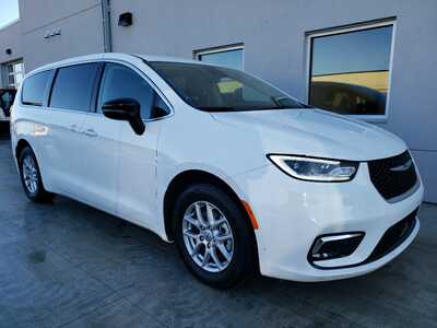 2024 Chrysler Pacifica, $25750. Photo 1
