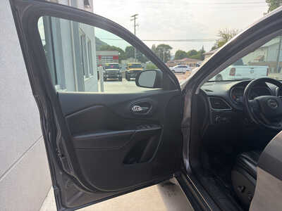 2020 Jeep Cherokee, $17590. Photo 11