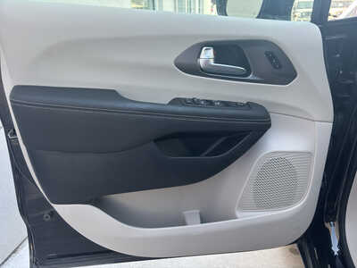 2024 Chrysler Pacifica, $25990. Photo 10