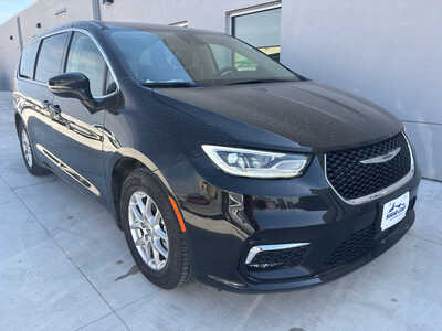 2024 Chrysler Pacifica, $25990. Photo 1