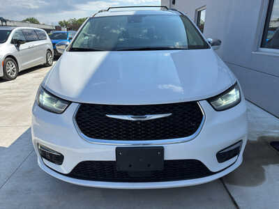 2022 Chrysler Pacifica, $26950. Photo 2