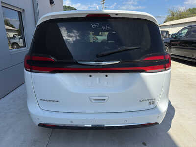 2022 Chrysler Pacifica, $26950. Photo 5