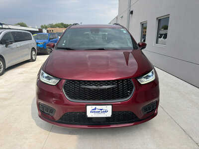 2023 Chrysler Pacifica, $32750. Photo 2