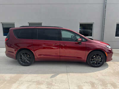2023 Chrysler Pacifica, $32750. Photo 7