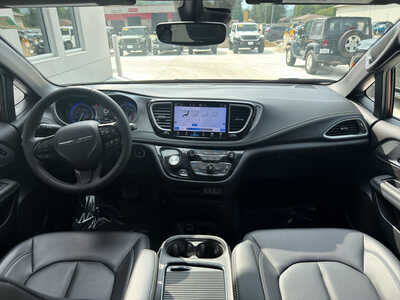 2023 Chrysler Pacifica, $32750. Photo 9