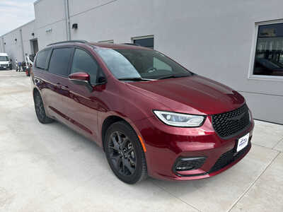 2023 Chrysler Pacifica, $32750. Photo 1