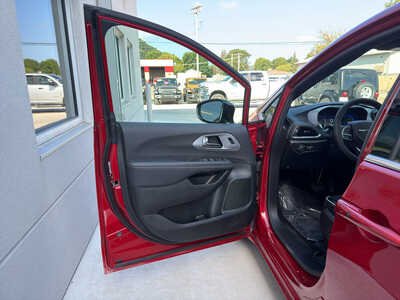 2026 Chrysler Pacifica, $34850. Photo 10