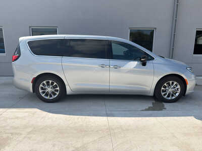 2026 Chrysler Pacifica, $35250. Photo 7
