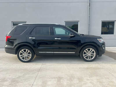 2017 Ford Explorer, $17990. Photo 2