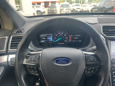2017 Ford Explorer, $17990. Photo 5
