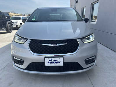 2024 Chrysler Pacifica, $27950. Photo 2