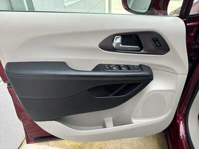 2019 Chrysler Pacifica, $16990. Photo 10