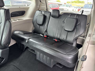 2019 Chrysler Pacifica, $16990. Photo 12