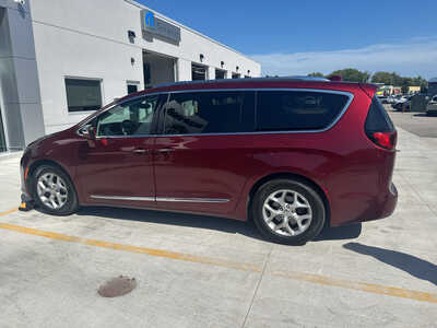 2019 Chrysler Pacifica, $16990. Photo 4