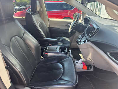 2019 Chrysler Pacifica, $16990. Photo 5