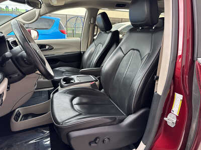 2019 Chrysler Pacifica, $16990. Photo 9