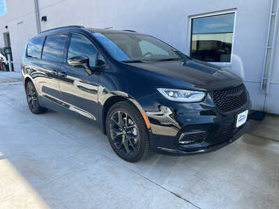 2025 Chrysler Pacifica, $45990. Photo 1