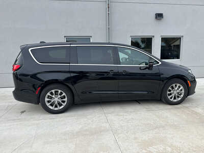 2026 Chrysler Pacifica, $33600. Photo 7