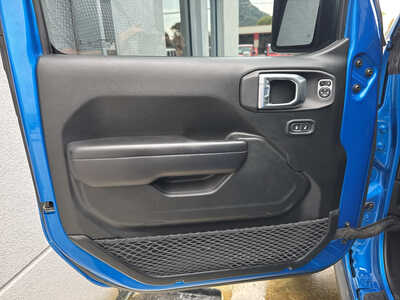 2021 Jeep Gladiator, $34990. Photo 10