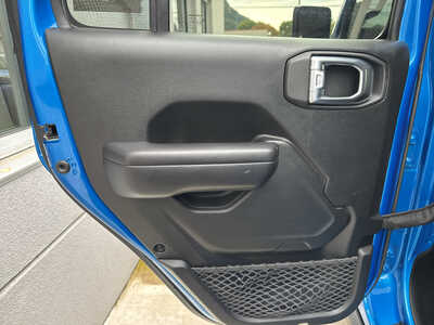 2021 Jeep Gladiator, $34990. Photo 12