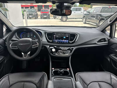 2026 Chrysler Pacifica, $33550. Photo 9