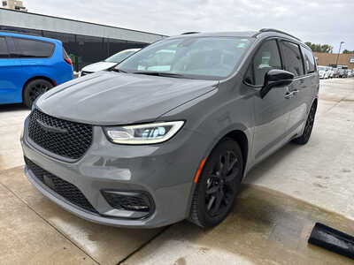 2025 Chrysler Pacifica, $28850. Photo 3