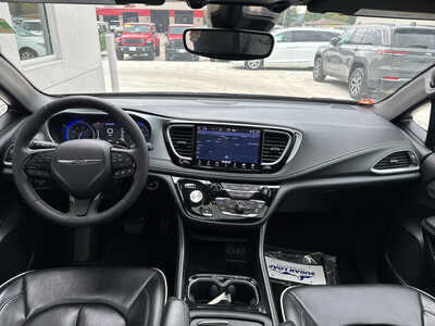 2025 Chrysler Pacifica, $28850. Photo 9